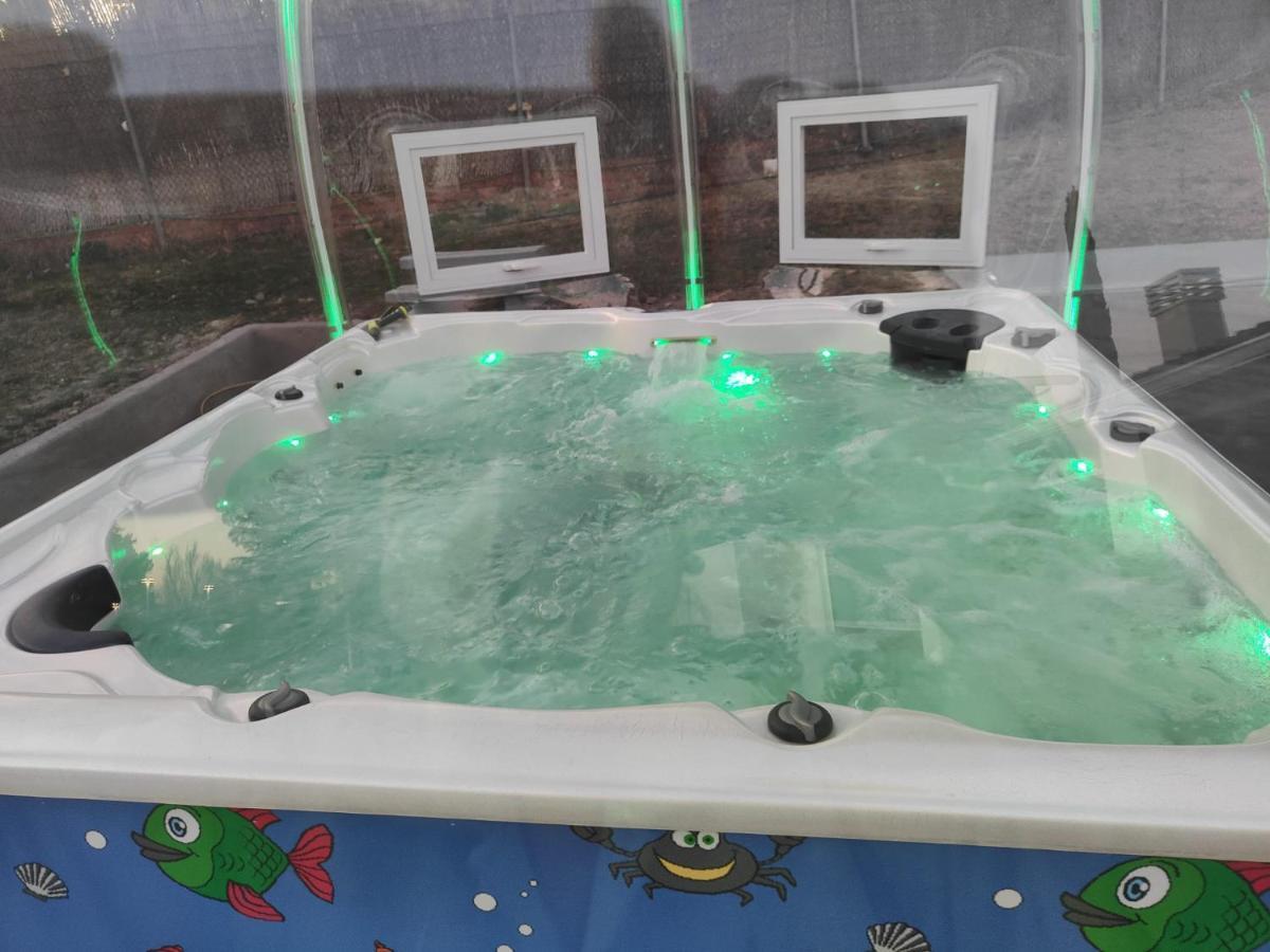 Chalet Con Piscina Y Jacuzzi En Madrid Alquila Habitaciones Algete エクステリア 写真